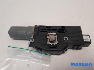 Gebruikte Schuifdak Motor Alfa Romeo Stelvio (949) 2.0 T 16V Q4 Prijs € 105,00 Margeregeling aangeboden door Maresia Parts
