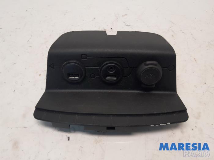 Gebruikte AUX/USB aansluiting Peugeot 2008 (CU) 1.2 Vti 12V PureTech 82 Prijs € 20,00 Margeregeling aangeboden door Maresia Parts