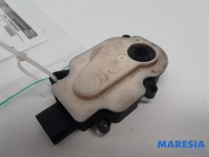 Gebruikte Luchtgeleider Renault Clio IV (5R) 1.2 TCE 16V GT EDC Prijs € 50,00 Margeregeling aangeboden door Maresia Parts