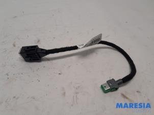 Gebruikte USB stekker Peugeot 308 SW (L4/L9/LC/LJ/LR) 1.6 HDi 92 16V Prijs € 20,00 Margeregeling aangeboden door Maresia Parts
