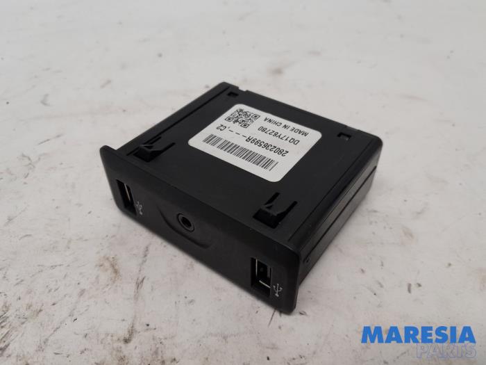 AUX/USB aansluiting van een Renault Kadjar (RFEH) 1.6 TCE 165 2018