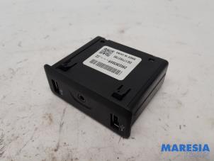 Gebruikte AUX/USB aansluiting Renault Kadjar (RFEH) 1.6 TCE 165 Prijs € 50,00 Margeregeling aangeboden door Maresia Parts
