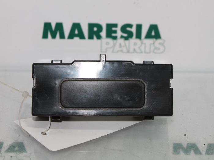 Gebruikte Display Interieur Renault Clio II (BB/CB) 1.2 16V Prijs € 15,00 Margeregeling aangeboden door Maresia Parts