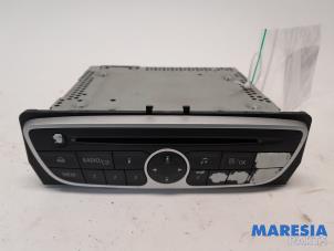 Gebruikte Radio CD Speler Renault Grand Scénic III (JZ) 2.0 16V CVT Prijs € 60,00 Margeregeling aangeboden door Maresia Parts