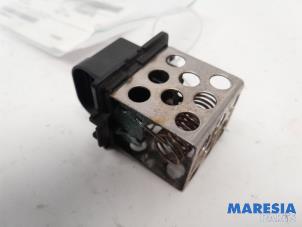 Gebruikte Koelvinweerstand Renault Grand Scénic III (JZ) 2.0 16V CVT Prijs € 20,00 Margeregeling aangeboden door Maresia Parts