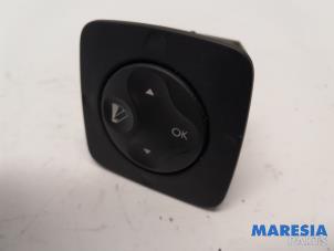 Gebruikte Bediening boordcomputer Renault Grand Scénic III (JZ) 2.0 16V CVT Prijs € 15,00 Margeregeling aangeboden door Maresia Parts