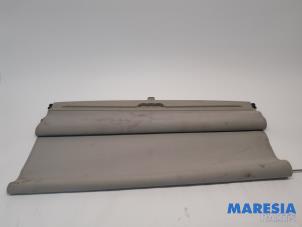 Gebruikte Rolgordijn achter Renault Grand Scénic III (JZ) 2.0 16V CVT Prijs € 40,00 Margeregeling aangeboden door Maresia Parts