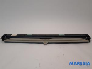 Gebruikte Rolgordijn achter Renault Grand Scénic III (JZ) 2.0 16V CVT Prijs € 40,00 Margeregeling aangeboden door Maresia Parts