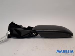 Gebruikte Armleuning Citroen C3 (SC) 1.2 VTi 82 12V Prijs € 35,00 Margeregeling aangeboden door Maresia Parts