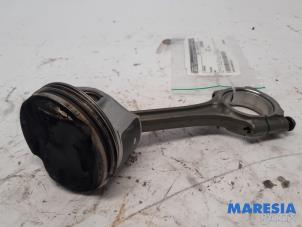 Gebruikte Drijfstang Peugeot 308 (L3/L8/LB/LH/LP) 1.2 12V e-THP PureTech 110 Prijs € 50,00 Margeregeling aangeboden door Maresia Parts