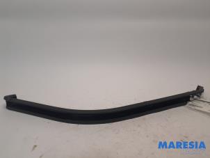 Gebruikte Schuifdeur Rail rechts Peugeot Partner (EA//EF/EN/EU) 1.5 BlueHDi 100 Prijs € 90,75 Inclusief btw aangeboden door Maresia Parts