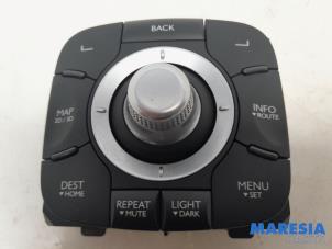 Gebruikte Regelunit Multi Media Renault Scénic III (JZ) 1.4 16V TCe 130 Prijs € 55,00 Margeregeling aangeboden door Maresia Parts
