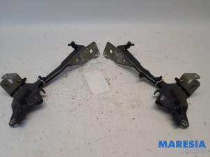 Gebruikte Motorkap Scharnier Renault Scénic III (JZ) 1.4 16V TCe 130 Prijs € 20,00 Margeregeling aangeboden door Maresia Parts