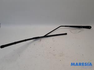 Gebruikte Ruitenwisserarm voor Renault Scénic III (JZ) 1.4 16V TCe 130 Prijs € 15,00 Margeregeling aangeboden door Maresia Parts