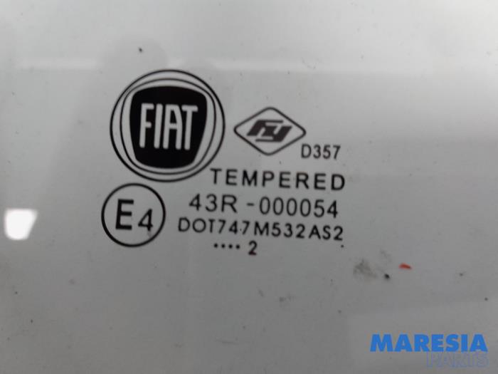 FIAT 2 generation (2010-2024) Стекло задней праой двери 52116213 24928201