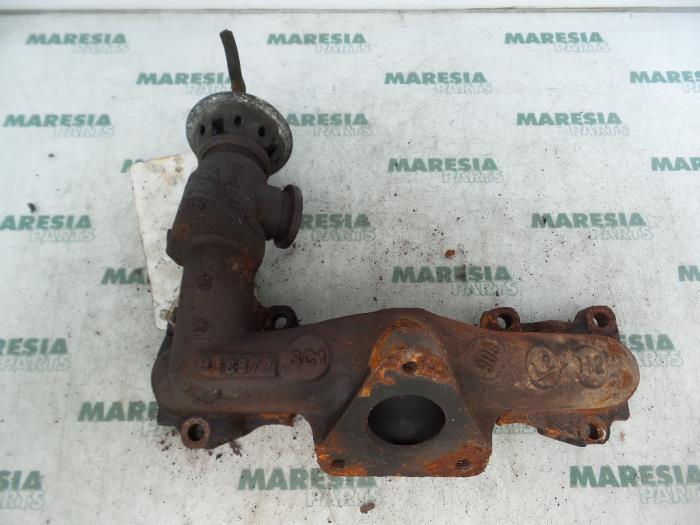 Gebruikte Uitlaatspruitstuk Peugeot 406 (8B) 1.9 dt Prijs € 50,00 Margeregeling aangeboden door Maresia Parts