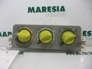 Gebruikte Kachel Bedieningspaneel Renault Twingo (C06) 1.2 Prijs € 25,00 Margeregeling aangeboden door Maresia Parts