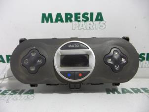 Gebruikte Kachel Bedieningspaneel Renault Twingo II (CN) 1.2 16V GT TCE Prijs € 60,00 Margeregeling aangeboden door Maresia Parts