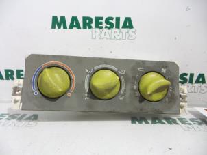 Gebruikte Chaufage Bedieningspaneel Renault Twingo (C06) 1.2 Prijs € 25,00 Margeregeling aangeboden door Maresia Parts