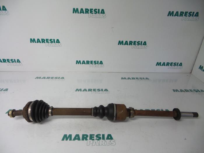 Gebruikte Aandrijfas rechts-voor Peugeot 406 Break (8E/F) 2.0 16V Prijs € 40,00 Margeregeling aangeboden door Maresia Parts