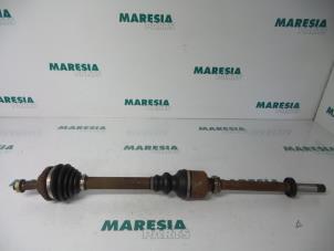 Gebruikte Aandrijfas rechts-voor Peugeot 406 Break (8E/F) 2.0 16V Prijs € 40,00 Margeregeling aangeboden door Maresia Parts