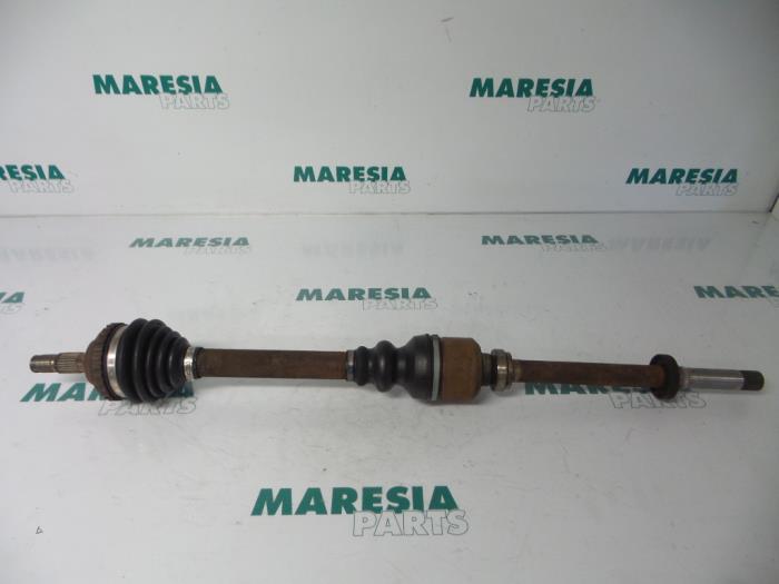 Gebruikte Aandrijfas rechts-voor Peugeot 406 (8B) 1.9 dt Prijs € 40,00 Margeregeling aangeboden door Maresia Parts