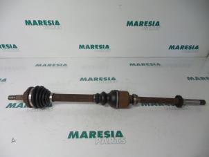 Gebruikte Aandrijfas rechts-voor Peugeot 406 (8B) 1.9 dt Prijs € 40,00 Margeregeling aangeboden door Maresia Parts