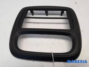 Gebruikte Radio omlijsting Opel Vivaro 1.6 CDTI 95 Euro 6 Prijs € 60,50 Inclusief btw aangeboden door Maresia Parts