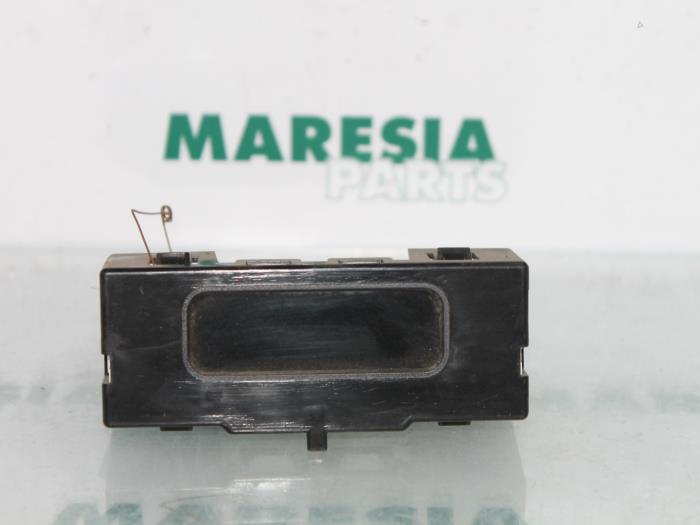 Gebruikte Display Interieur Renault Kangoo Express (FC) 1.9 D 55 Prijs € 18,15 Inclusief btw aangeboden door Maresia Parts