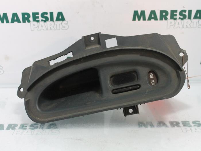 Gebruikte Display Interieur Renault Megane Coupé (DA) 2.0i Prijs € 15,00 Margeregeling aangeboden door Maresia Parts