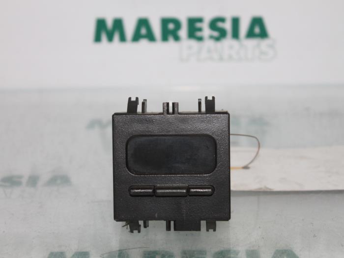 Gebruikte Display Interieur Renault Megane (BA) 1.9D RN,RT Prijs € 15,00 Margeregeling aangeboden door Maresia Parts