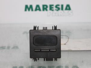 Gebruikte Display Interieur Renault Megane (BA) 1.9D RN,RT Prijs € 15,00 Margeregeling aangeboden door Maresia Parts