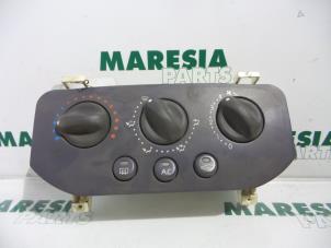 Gebruikte Chaufage Bedieningspaneel Renault Clio II Societe (SB) 1.9 D Prijs € 25,00 Margeregeling aangeboden door Maresia Parts