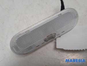 Gebruikte Binnenverlichting voor Opel Vivaro 1.6 CDTI 95 Euro 6 Prijs € 24,20 Inclusief btw aangeboden door Maresia Parts