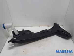 Gebruikte Ruitensproeiertank voor Citroen Grand C4 Spacetourer (3A) 1.2 12V PureTech 130 Prijs € 25,00 Margeregeling aangeboden door Maresia Parts