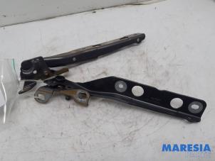 Gebruikte Motorkap Scharnier Citroen Grand C4 Spacetourer (3A) 1.2 12V PureTech 130 Prijs € 35,00 Margeregeling aangeboden door Maresia Parts