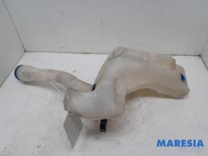 Gebruikte Ruitensproeiertank voor Peugeot 307 CC (3B) 2.0 16V Prijs € 25,00 Margeregeling aangeboden door Maresia Parts
