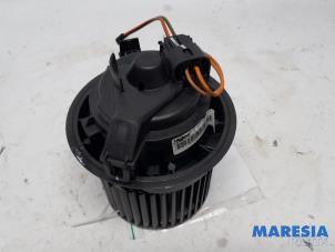Gebruikte Chaufage Ventilatiemotor Renault Clio IV Estate/Grandtour (7R) 0.9 Energy TCE 90 12V Prijs € 28,99 Margeregeling aangeboden door Maresia Parts
