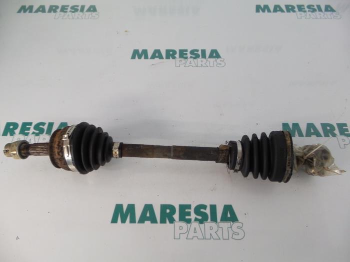 Gebruikte Aandrijfas links-voor Fiat Brava (182B) 1.4 S,SX 12V Prijs € 35,00 Margeregeling aangeboden door Maresia Parts