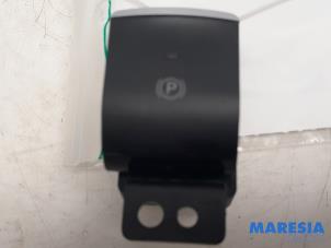 Gebruikte Schakelaar handrem Alfa Romeo Giulia (952) 2.0 T 16V Veloce Prijs € 30,00 Margeregeling aangeboden door Maresia Parts