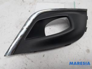 Gebruikte Afdekplaat mistlamp rechts Renault Clio IV Estate/Grandtour (7R) 0.9 Energy TCE 90 12V Prijs € 40,00 Margeregeling aangeboden door Maresia Parts