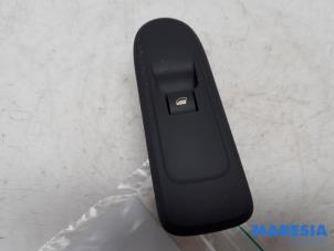 Gebruikte Ruit schakelaar elektrisch Peugeot 308 CC (4B) 2.0 HDiF 16V Prijs € 15,00 Margeregeling aangeboden door Maresia Parts