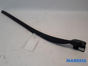 Gebruikte Voorruitlijst Renault Zoé (AG) R90 Prijs € 45,00 Margeregeling aangeboden door Maresia Parts