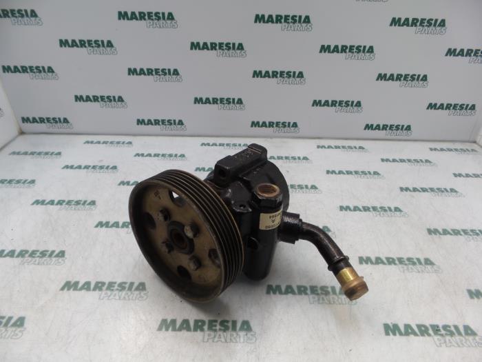Gebruikte Pomp Servo Peugeot Boxer (230L) 2.5TD di 350L 12V Prijs € 105,00 Margeregeling aangeboden door Maresia Parts