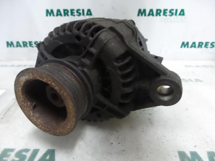 Gebruikte Dynamo Fiat Bravo (182A) 1.6 SX 16V Prijs € 40,00 Margeregeling aangeboden door Maresia Parts