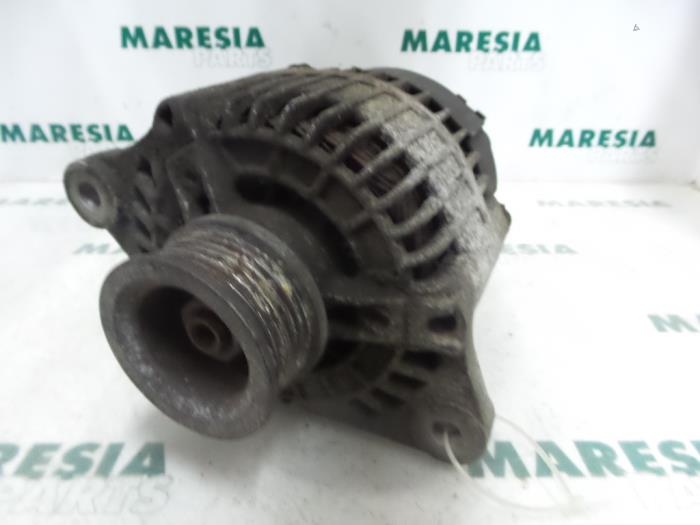 Gebruikte Dynamo Fiat Bravo (182A) 1.8 GT 16V Prijs € 40,00 Margeregeling aangeboden door Maresia Parts