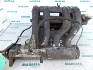 Gebruikte Inlaatspruitstuk Renault Twingo (C06) 1.2 Prijs € 30,00 Margeregeling aangeboden door Maresia Parts