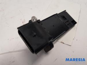 Gebruikte Luchthoeveelheidsmeter Opel Karl 1.0 12V Prijs € 20,00 Margeregeling aangeboden door Maresia Parts