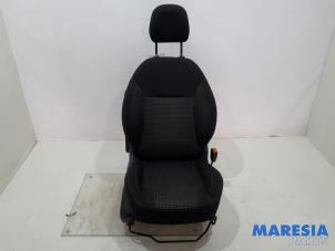 Gebruikte Stoel rechts Peugeot 208 I (CA/CC/CK/CL) 1.2 12V e-THP PureTech 110 Prijs € 119,99 Margeregeling aangeboden door Maresia Parts