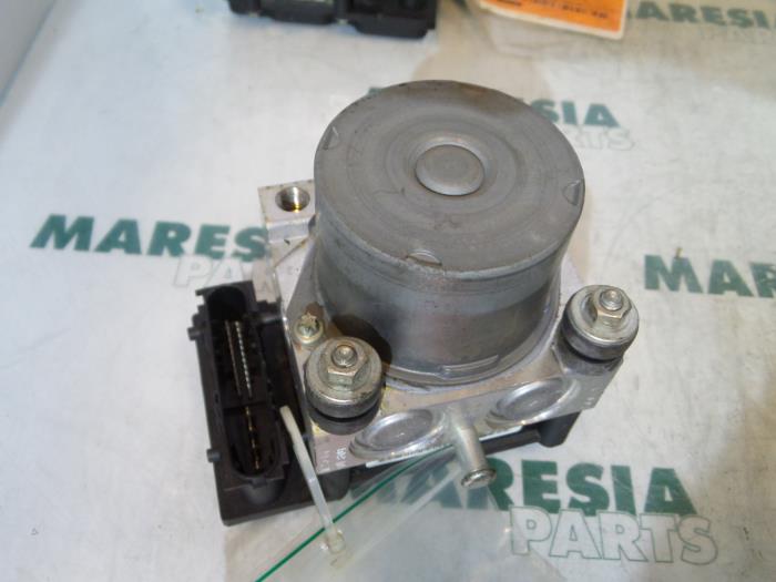 Gebruikte ABS Pomp Renault Clio III (BR/CR) 1.6 16V Prijs € 65,00 Margeregeling aangeboden door Maresia Parts